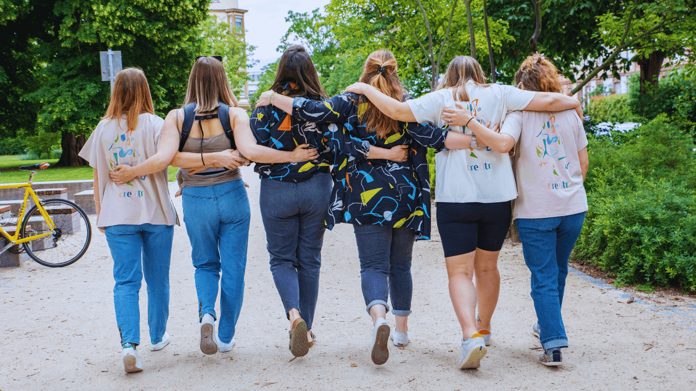 Gruppe von Frauen in creätr Kleidung