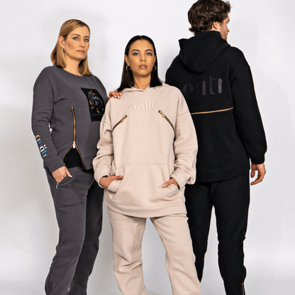 Gruppe in creätr Hoodie und Jogger Outfits. Mann und Frau.