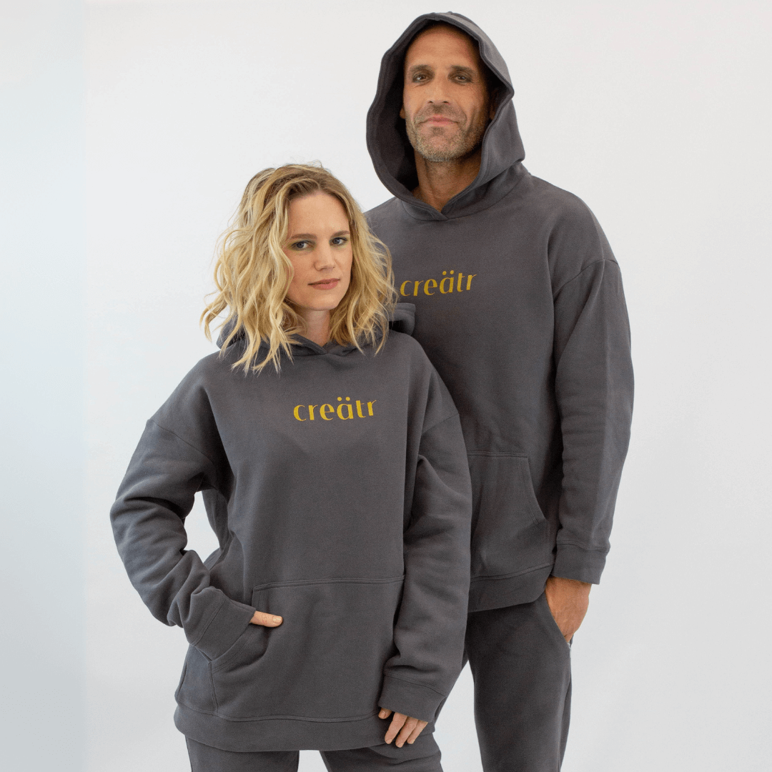 Mann und Frau im unisex creätr Hoodie in grau.