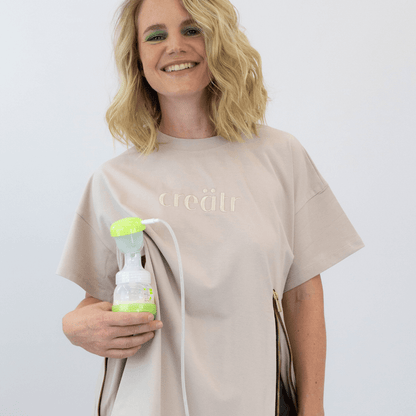 Frau mit Brustpumpe im rosa-beige creätr T-Shirt mit Reisverschluss 