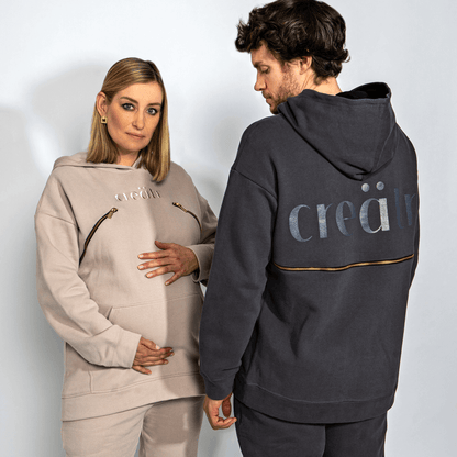 Mann und schwangere Frau im creätr Hoodie in rosa-beige und grau, mit Logo und Reisverschluss