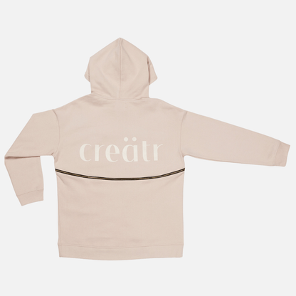 Rückseite vom rosa-beige Hoodie mit creätr Logo und Reisverschluss