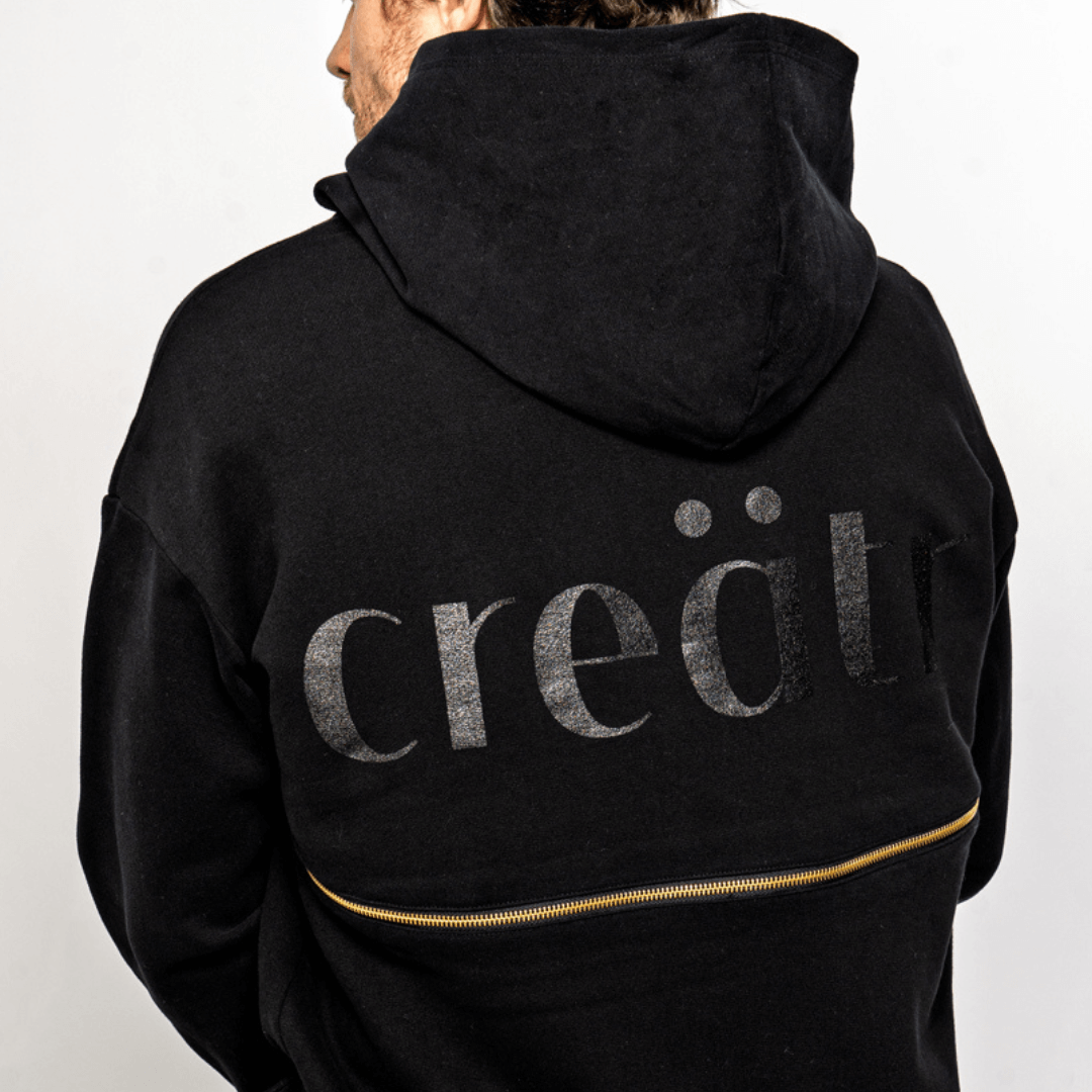 Rückseite vom schwarzen Hoodie mit creätr Logo und Reisverschluss