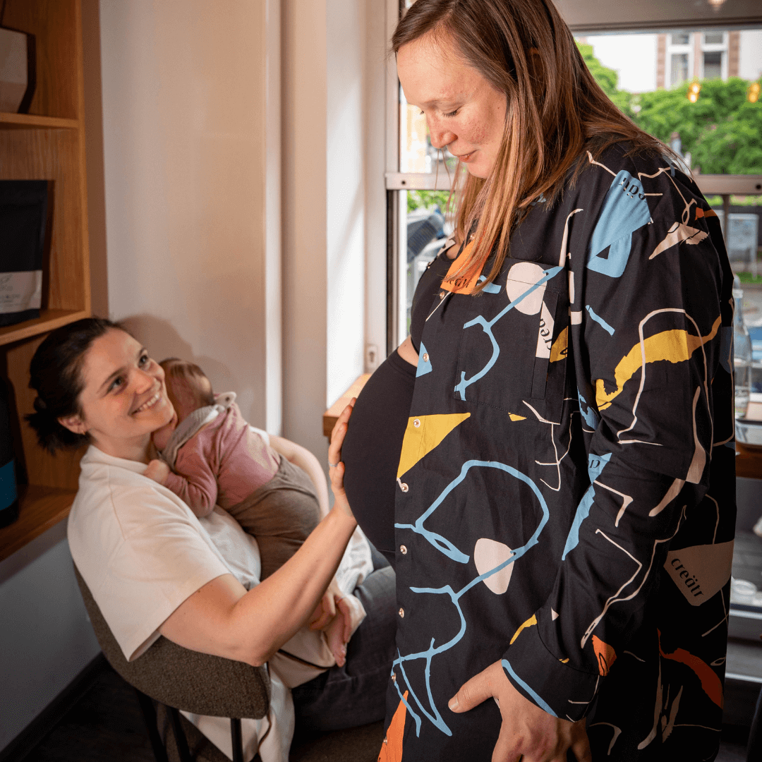 Schwangere Frau im creätr Kleid und Frau mit Baby im creätr T-Shirt