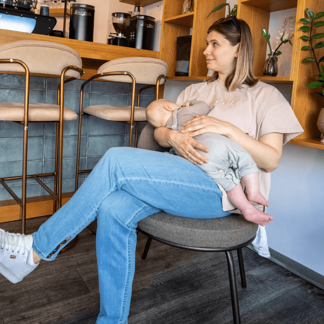 Frau in creätr T-Shirt und Jeans am stillen