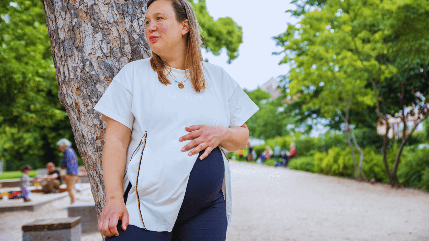 Schwangere Frau im Park im creätr T-Shirt