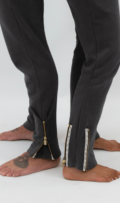 Nachaufnahme des creätr Joggers The On Track Pants in Anthrazit grau mit Logo Branding und goldenem Zipper am Knöchel