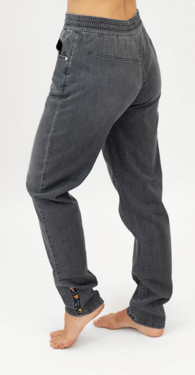 Rückansicht der creätr Jeans The New Mom Jeans in grau mit design Band und elastischem Bund