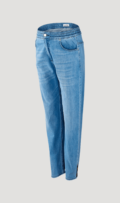 Frontansicht der creätr Jeans The New Mom Jeans in blau mit Knopf, Reisverschluss, Taschen und dreifachem Gummiband 
