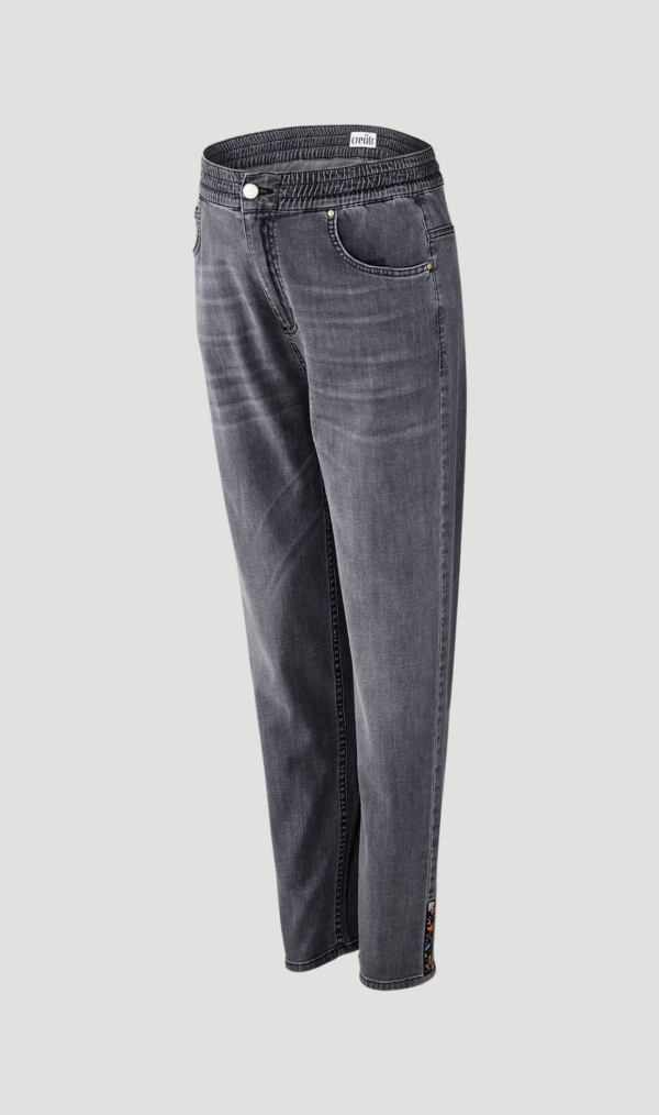 Frontansicht der creätr Jeans The New Mom Jeans in grau mit Knopf, Reisverschluss, Taschen und dreifachem Gummiband