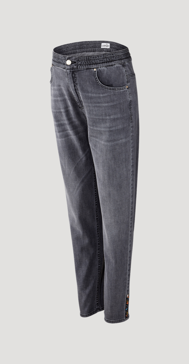 Frontansicht der creätr Jeans The New Mom Jeans in grau mit Knopf, Reisverschluss, Taschen und dreifachem Gummiband 